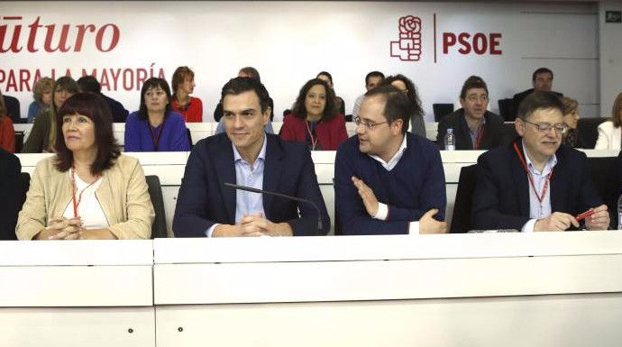 Si Pérez Tapias echó leña a la hoguera socialista, "El País" ha vertido petróleo.