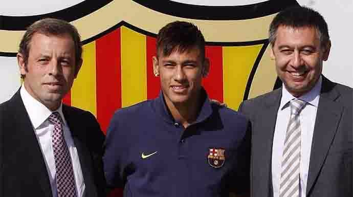 El jugador del FC Barcelona, Neymar, entre los presidentes del club Rosell y Bartomeu. 