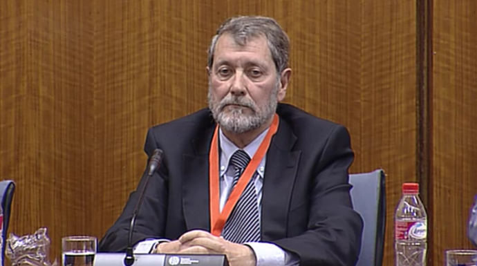 Federico Fresneda escucha sin inmutarse las preguntas de los portavoces parlamentarios.