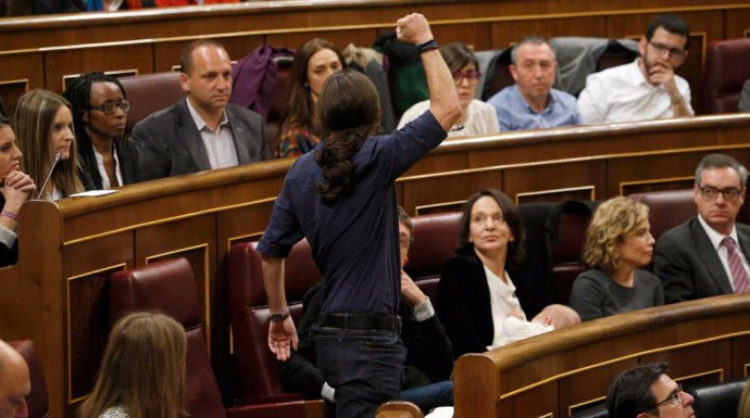 Pablo iglesias, puño en alto ante los diputados de Podemos.