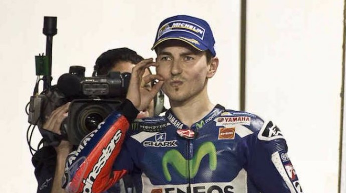 Lorenzo hace el signo de cerrar la boca antes de subir al podio de Qatar.