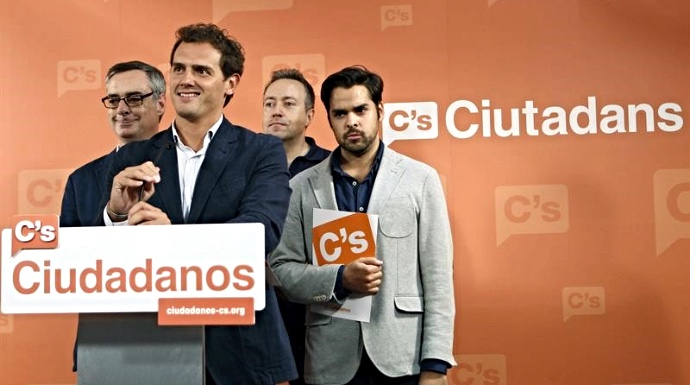 Albert Rivera junto a José Manuel Villegas y otros dirigentes en un acto de campaña. 