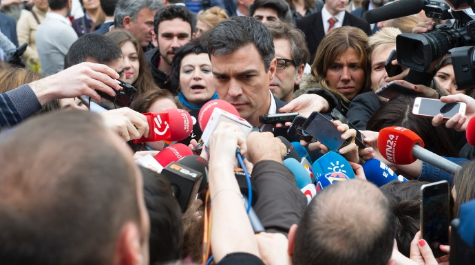 Pedro Sánchez, rodeado de periodistas