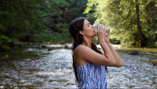 ¿Sabes cuántos vasos de agua hay que beber realmente al día?