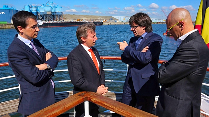 La imagen de la discordia: es lo máximo que ha conseguido Puigdemont. Reunión en el puerto de Gante. FOTO: Generalitat