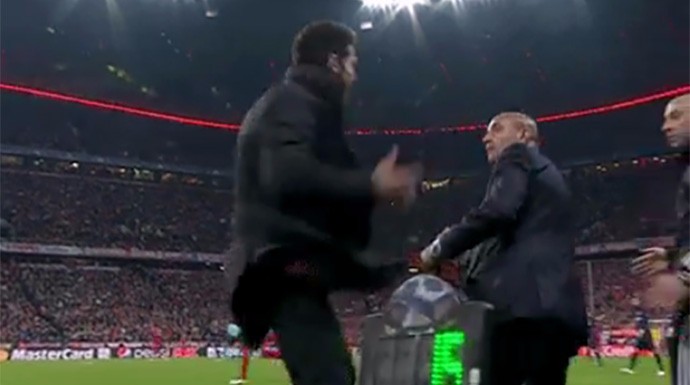 Simeone frenó en seco al delegado del Atlético, Pablo Pablo Matesanz con el gesto de la discordia. 