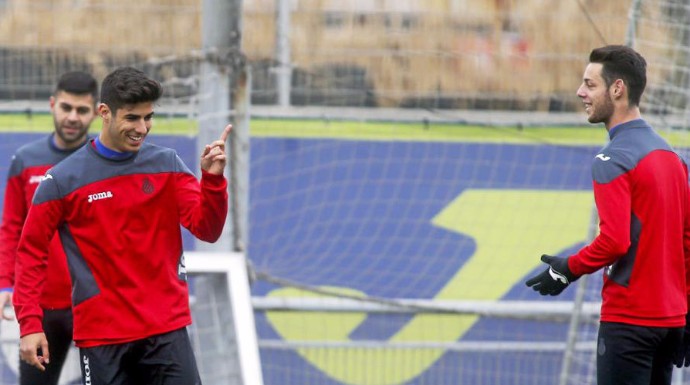 Los jugadores Marco Asensio y Burgui durante un entrenamiento del RCD Espanyol.