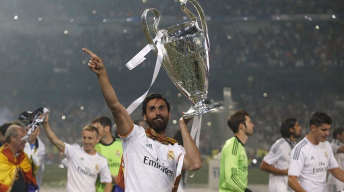 Arbeloa brindando a la afición el trofeo de la décima Copa de Europa del Real Madrid.