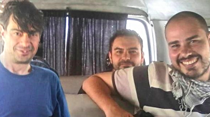 imagen de los tres periodistas poco antes de ser secuestrados hace 10 meses.