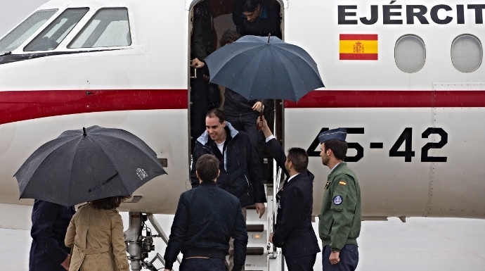 Los periodistas españoles descienden del avión que les ha llevado a España. Abajo, la vicepresidenta. 