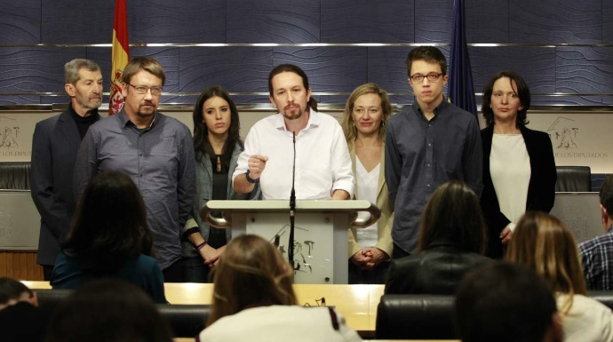 Pablo Iglesias, junto al núcleo duro de Podemos y sus dos fichajes del 20-D