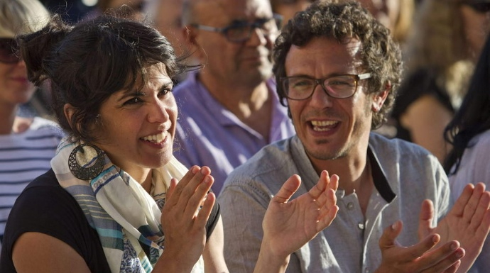 Teresa Rodríguez, líder de Podemos en Andalucia, junto a su pareja, el alcalde de Cádiz