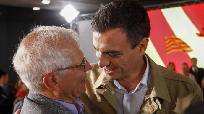 Pedro Sánchez abraza a Josep Borrel en un mitin del PSC