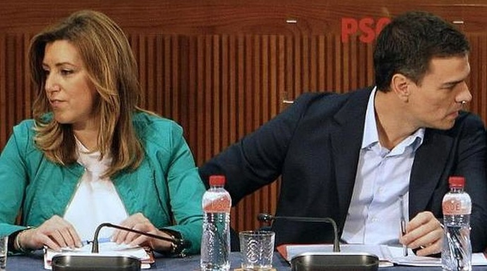 Susana Díaz y Pedro Sánchez, en un acto mirando en dirección contraria