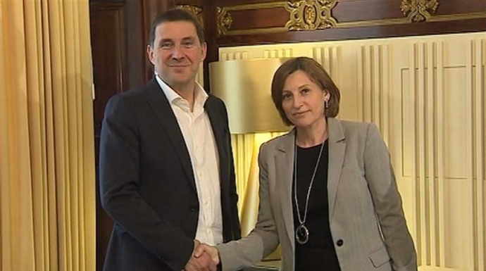 Otegi, junto a la presidenta del Parlamento de Cataluña, Carme Forcadell