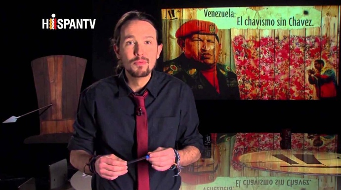Pablo Iglesias en uno de sus programas de televisión con Hugo Chavez al fondo