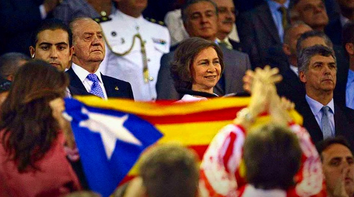Una de las bochornosas pitadas al himno en presencia del Rey Juan Carlos y una estelada. 