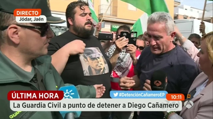 Diego Cañamero, a la derecha, en una manifestación a punto de ser detenido por la Guardia Civil