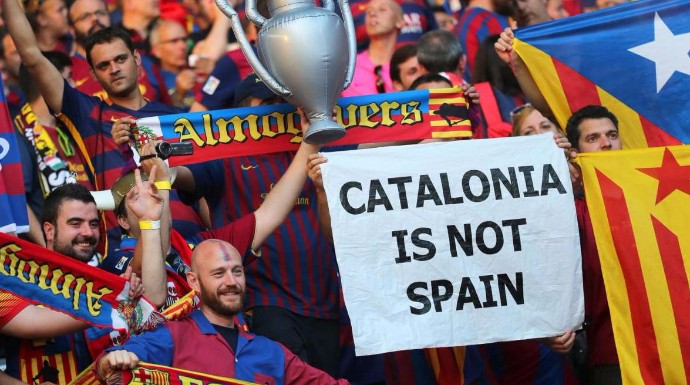 La UEFA sancionó al FC Barcelona por permitir este tipo de pancartas en su estadio.