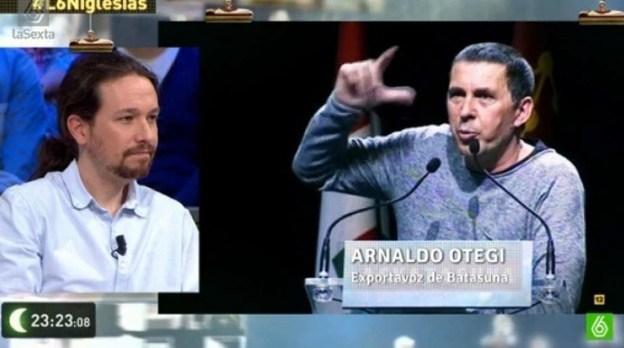 Pablo Iglesias, en un programa de televisión, observa a Otegi durante un mítin