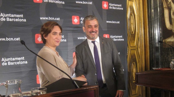 Ada Colau suscribe su acuerdo de gobierno con el socialista Jaume Collboni