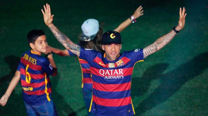 El futbolista Dani Alves durante la fiesta del doblete celebrada en el Camp Nou. 