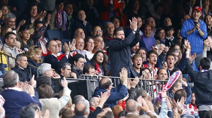 Simeone aplaudido por el público del Calderón.