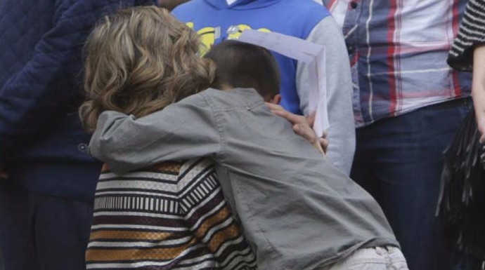 Doña Letizia abraza al niño que ha conquistado a todos