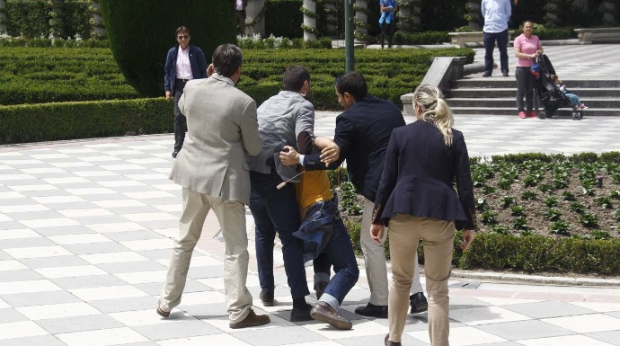 Los escoltas de Rajoy reducen a un espontaneo durante el acto de presentación de los candidatos del PP