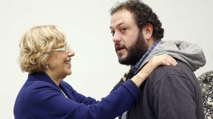 La alcaldesa de Madrid, Manuela Carmena, abraza al concejal Guillermo Zapata