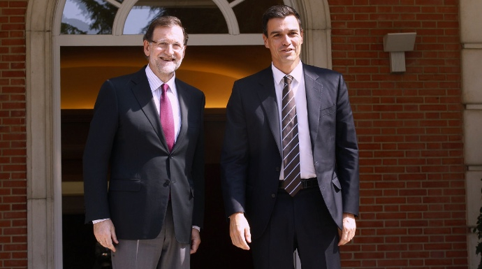 Rajoy y Sánchez, posando ante los fotógrafos antes de un encuentro en La Moncloa