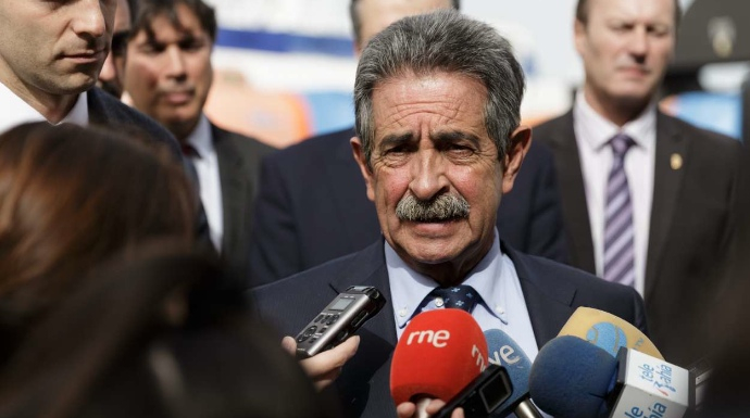 El presidente de Cantabria atiende a los periodistas