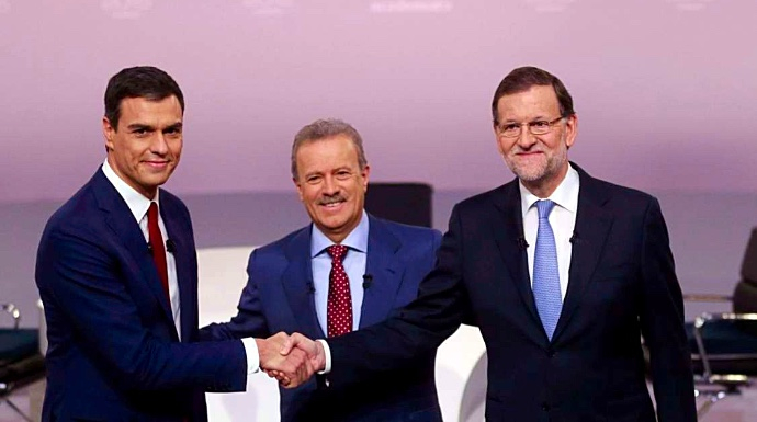 Pedro Sánchez y Mariano Rajoy, entre ellos Campo Vidal, en el debate de las pasadas elecciones. 