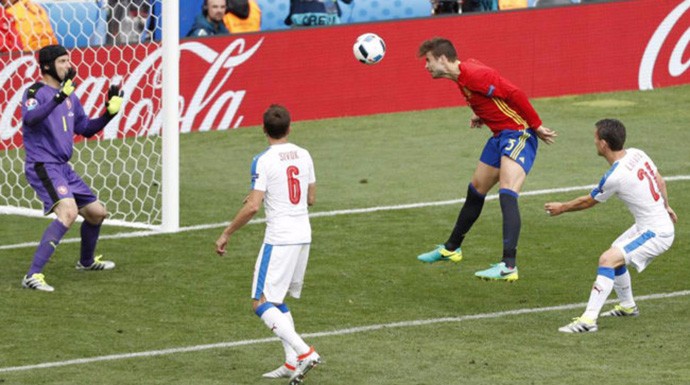 Piqué remató de cabeza en el minuto 87 un centro de Andrés Iniesta.