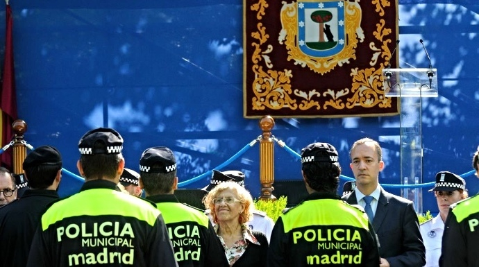 Manuela Carmena inquieta con sus planes a los policías de Madrid