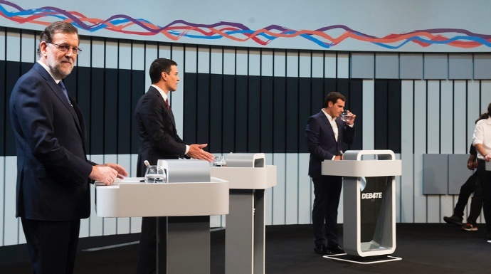 Rajoy, en primer termino, durante el debate a cuatro