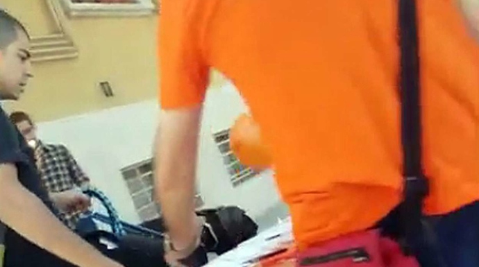 Captura de una imagen de video que recoge la agresión a un puesto de Ciudadanos