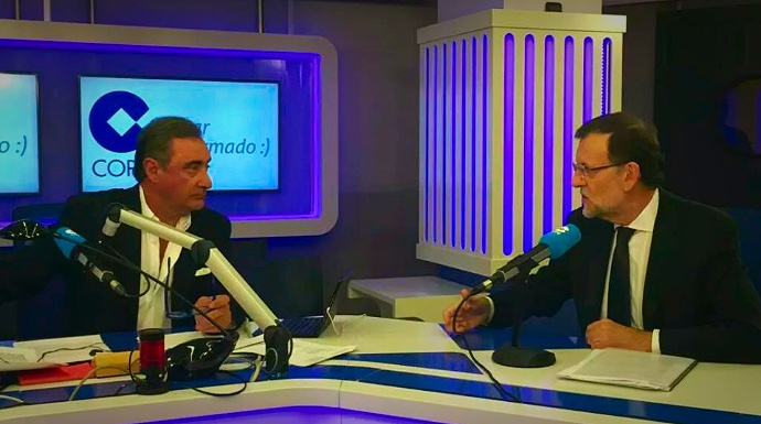 Carlos Herrera, en su programa, entrevistando a Mariano Rajoy. 