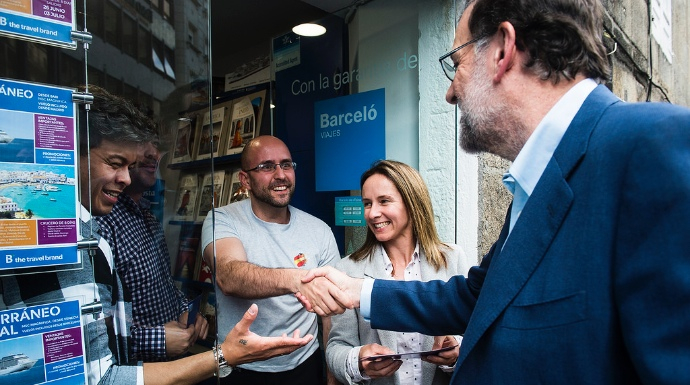 Rajoy saluda a un comerciante este jueves durante un paseo por Pontevedra
