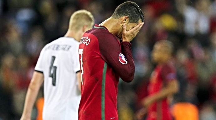 Cristiano Ronaldo se lamenta en un lance del juego contra Austria.