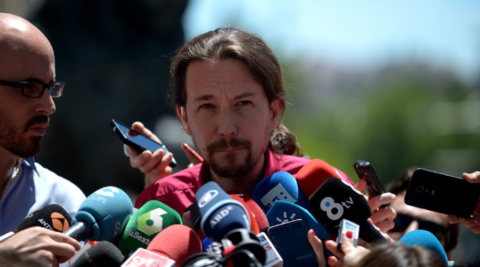 Pablo Iglesias atiende a los periodistas a las puertas del Congreso