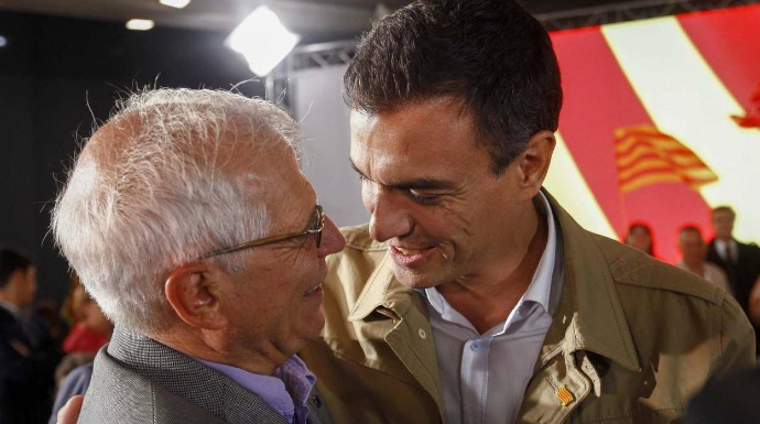 Josep Borrel abraza a Pedro Sánchez en un mítin del PSOE