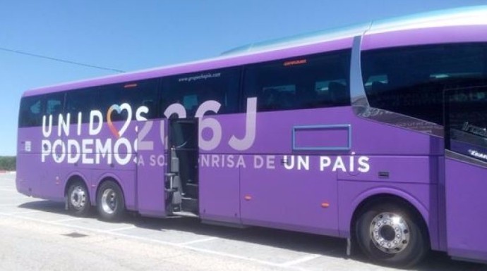 El autobús de campaña que traslada a los periodistas y al resto del equipo de Unidos Podemos.