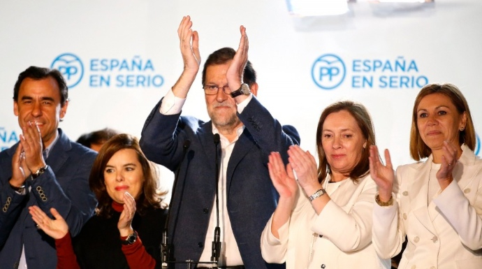 Rajoy, en el balcón de Génova tras conocerse los resultados del 20-D