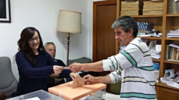 Imagen de la mesa electoral en Villarroya (La Rioja).