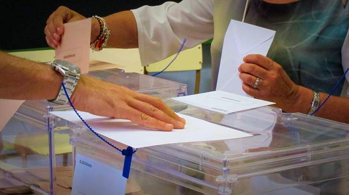 Una persona vota en un municipio de Cantabria. 