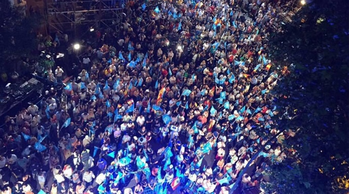 Miles de simpatizantes del PP en la calle Génova