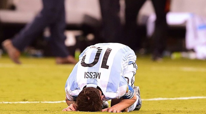El jugador Leo Messi hundido tras fallar un penalti decisivo en la final de la Copa América.