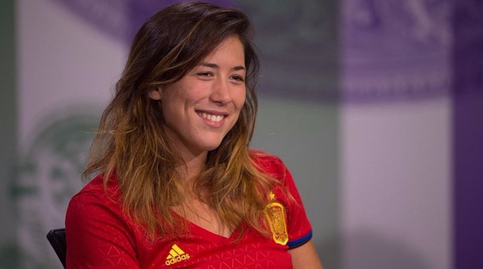 La tenista hispanovenezolana se presentó en la rueda de prensa con la camiseta de la selección.