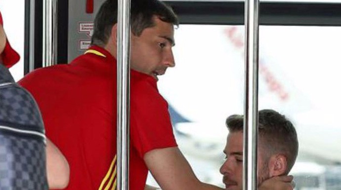 Iker Casillas junto a David de Gea en su llegada a Barajas.